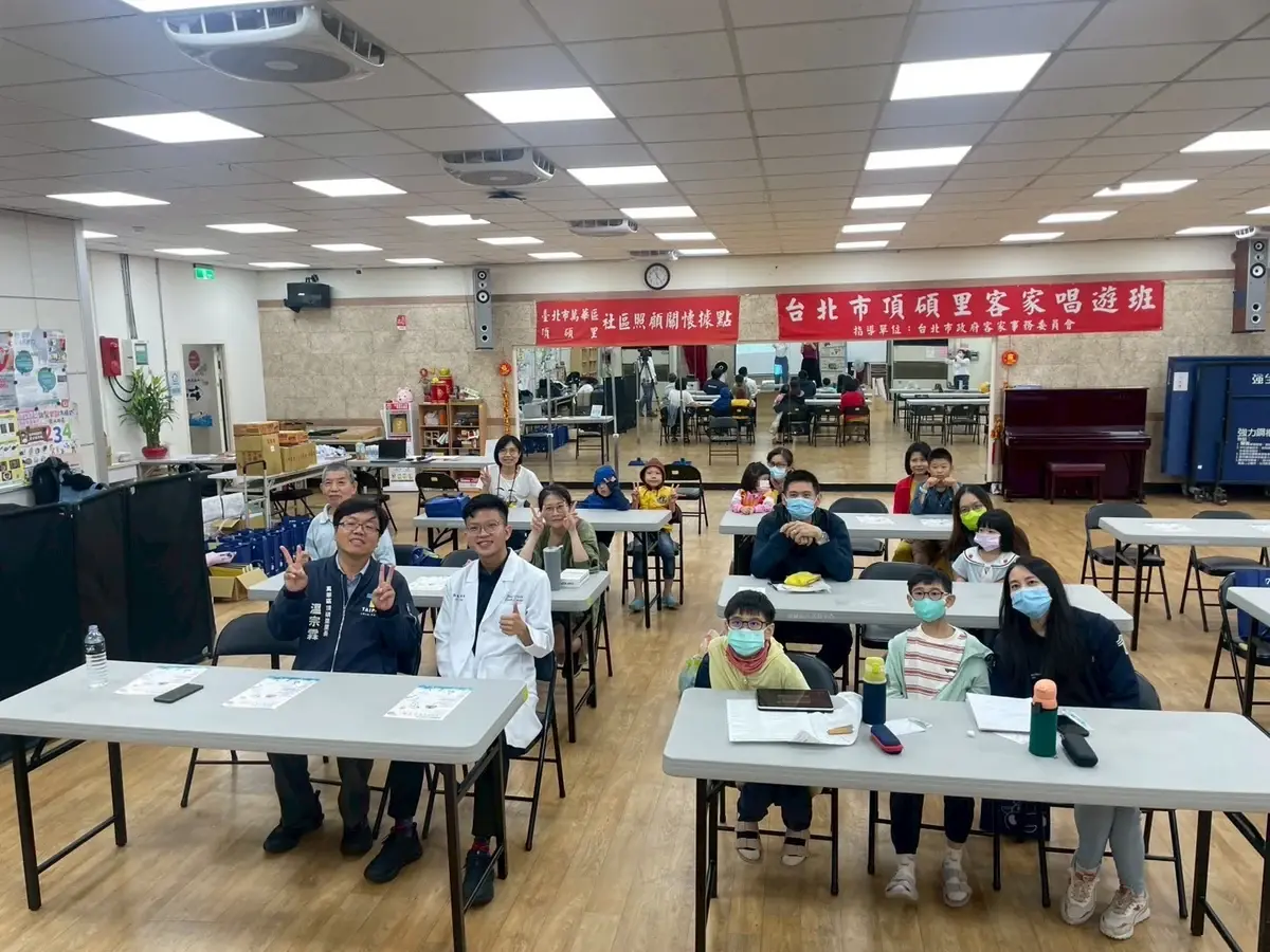 萬華社區講座的大合照，張凱翔醫師與家長、孩子一起合影